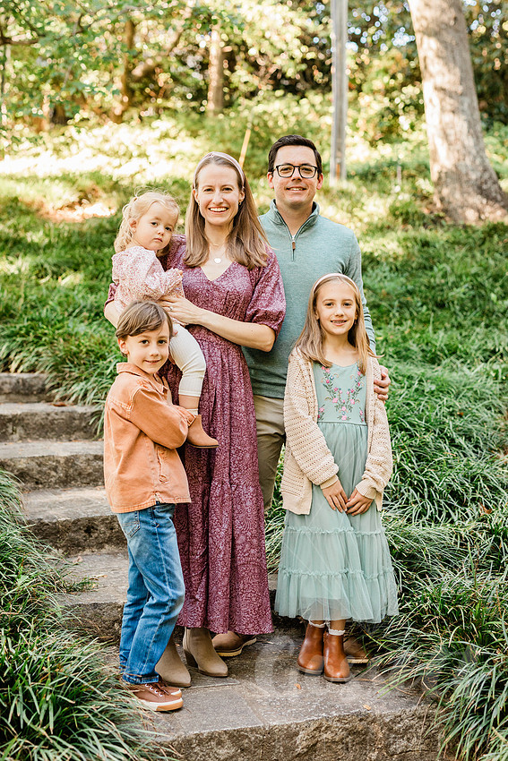 Outdoor spring family mini session capturing authentic smiles and connection