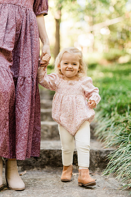 Outdoor spring family mini session capturing authentic smiles and connection