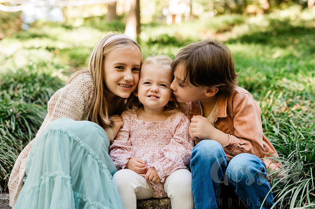 Outdoor spring family mini session capturing authentic smiles and connection