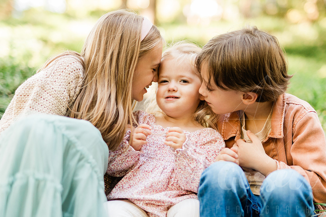 Outdoor spring family mini session capturing authentic smiles and connection