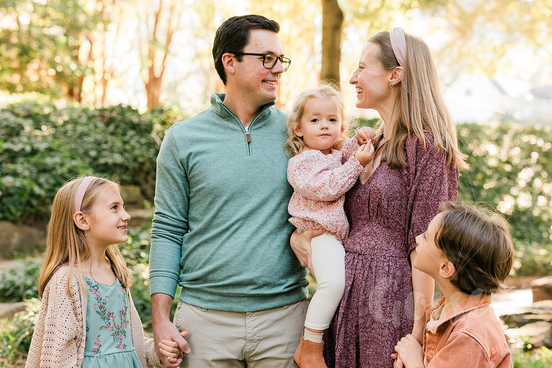 Outdoor spring family mini session capturing authentic smiles and connection